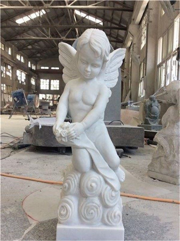 Marmora kerubu statuja