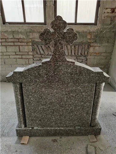 Kapakmens ar krusta zīmējumiem