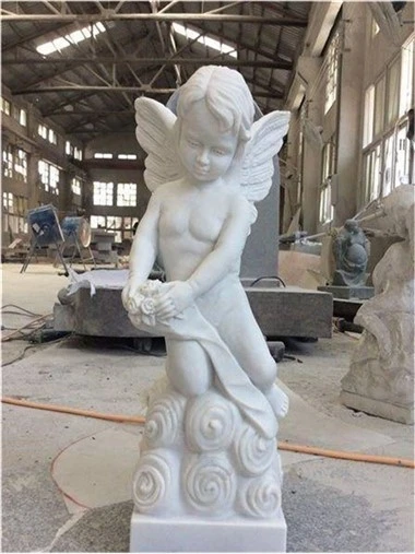 Marmora kerubu statuja