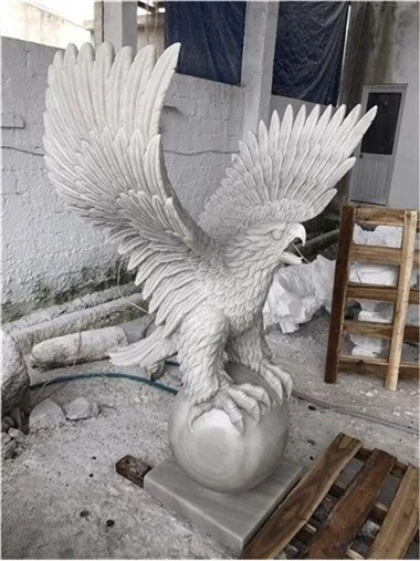 Akmens ērgļu dārza statujas